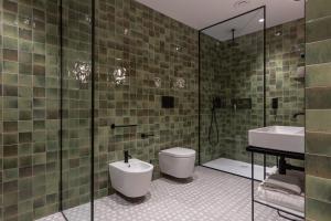 A bathroom at DuoMo Hotel Még 37 kép