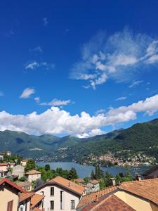 uitzicht op een stad met een meer en bergen bij House Al Noce in Moltrasio