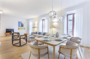 salon ze stołem i krzesłami w obiekcie Cibeles Luxe in Madrid w Madrycie