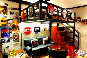 洛斯巴尼奥斯The Loft Elbi的房间里有一张沙发和一个放着吉他的架子