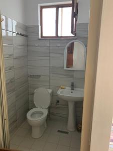 un baño con inodoro y lavabo en Villa Kaja, en Durrës