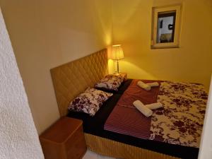 Tempat tidur dalam kamar di Borat apartmani Vir