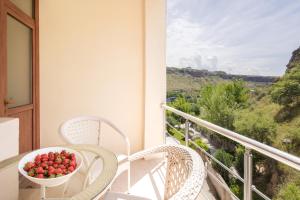 a balcony with a bowl of apples on a table at Arzni Health Resort in Arzni