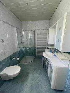 Kúpeľňa v ubytovaní Villa Mebelle mit Meerblick + 27 fotografií