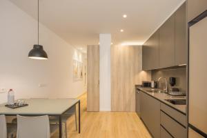 Mon Suites Jardín de Ayora的厨房或小厨房