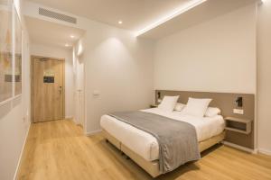 Mon Suites Jardín de Ayora客房内的一张或多张床位