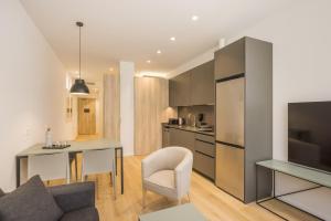 Mon Suites Jardín de Ayora的厨房或小厨房