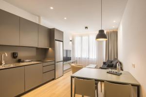 Mon Suites Jardín de Ayora的厨房或小厨房