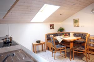 Una cocina y un comedor con mesa y sillas. en Ferienwohnung Genzinger, en Bernau am Chiemsee 20 fotos más