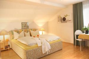 un dormitorio con una cama y un sofá en Ferienwohnung Genzinger, en Bernau am Chiemsee