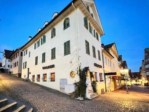 ビーティッヒハイム・ビッシンゲンにあるBietigheim-Bissingen Studios, Zimmer und Appartement'sの通り沿いにある白い建物