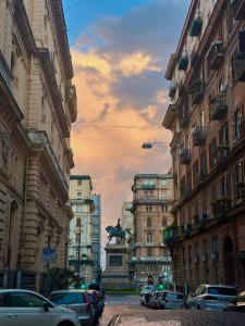 Pendino Luxury Rooms في نابولي: شارع المدينة فيه مباني وتمثال الخيل