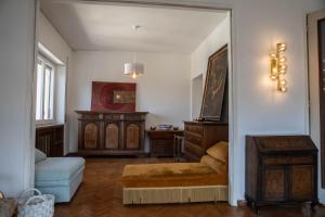een woonkamer met een bank en een stoel bij DarshanHome Circo Massimo in Rome