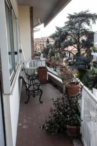 een balkon met een bank en potplanten bij DarshanHome Circo Massimo in Rome