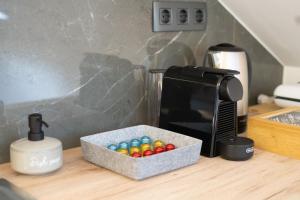 Příslušenství pro přípravu čaje a kávy v ubytování Forest Breeze Apartments