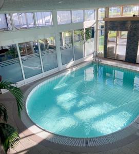 una gran piscina en un edificio con ventanas en Aurum Hotel en Skellefteå