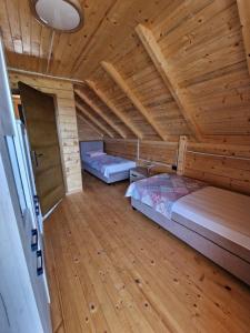 Postel nebo postele na pokoji v ubytování Bungalovi Spahic + 8 fotografií