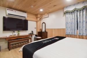 Giường trong phòng chung tại 台南民宿舞鶴