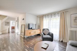 TV a/nebo společenská místnost v ubytování Rosa Carris - Triplex 7p proche Château de Sceaux