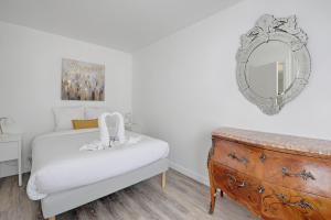 Postel nebo postele na pokoji v ubytování Rosa Carris - Triplex 7p proche Château de Sceaux