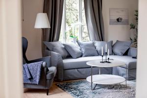 uma sala de estar com um sofá e uma mesa em Munkedals Herrgård em Munkedal
