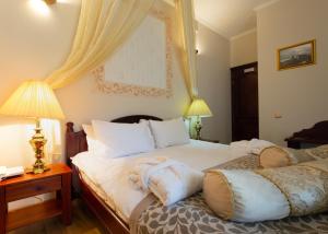 Postel nebo postele na pokoji v ubytování Pegasa Pils Spa Hotel + 37 fotografií
