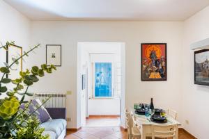 un soggiorno con un divano e un tavolo di Appartamento 3pax a Ponte Milvio a Roma Altre 16 foto