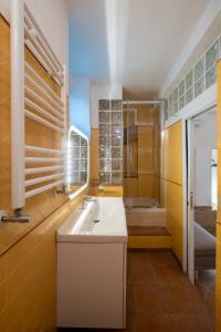 un bagno con lavandino, doccia e vasca di Appartamento 3pax a Ponte Milvio a Roma