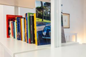 uno scaffale con libri e un'auto sopra di Appartamento 3pax a Ponte Milvio a Roma