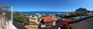 balcone con vista sulla città. di Holidays Cefalù a Cefalù