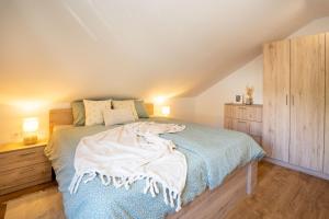 Postel nebo postele na pokoji v ubytování Forest Breeze Apartments