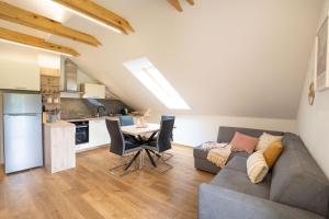 Kuchyň nebo kuchyňský kout v ubytování Forest Breeze Apartments