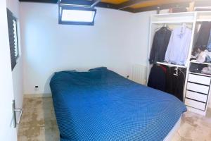 a bedroom with a blue bed and a closet at Grand Loft Lumineux - Gare St Charles 10 MIN in Marseille