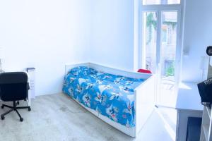 a bedroom with a bed and a desk and a chair at Grand Loft Lumineux - Gare St Charles 10 MIN in Marseille