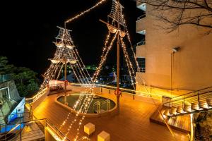 dos luces de Navidad en un barco por la noche en Hotel Sanrakuso, en Shirahama