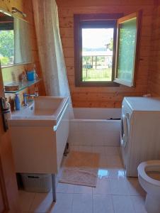 La salle de bains est pourvue d'un lavabo, de toilettes et d'une fenêtre. dans l'établissement Le tre poiane, à Terni