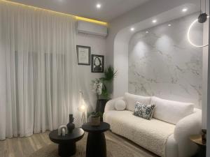 Postel nebo postele na pokoji v ubytování Khroma Luxury Suite 1 Beach front apartment
