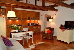 eine Küche und ein Wohnzimmer mit einem Tisch und Stühlen in der Unterkunft Attico San Marco in Venedig