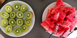 talerz owoców kiwi i talerz kawałków kiwi w obiekcie Miva Sea View w mieście Faliraki