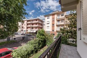 an apartment balcony with a view of a street at Green House da Fernanda in Empoli
