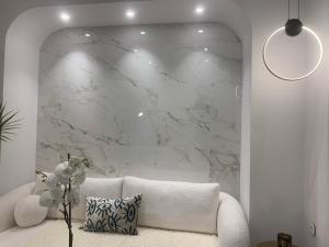 Posezení v ubytování Khroma Luxury Suite 1 Beach front apartment