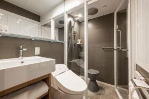 uma casa de banho com um WC, um lavatório e um chuveiro em remm plus Ginza em Tóquio