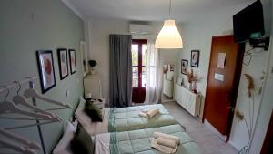 um quarto com duas camas e uma televisão em Studio Despoina em Skala Kallonis