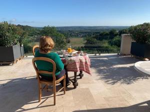 Château du Mont de Guny : امرأة تجلس على طاولة مع قطعة قماش