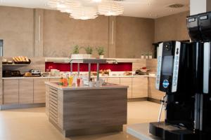 Virtuvė arba virtuvėlė apgyvendinimo įstaigoje Vital Hotel Rhein Main Therme Wellness Resort & SPA