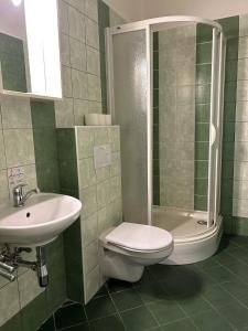 Phòng tắm tại Pension Fontana