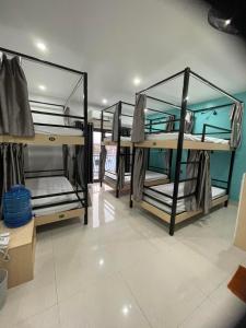 pokój z 3 łóżkami piętrowymi w obiekcie Peaceful House Hostel w mieście Dong Hoi
