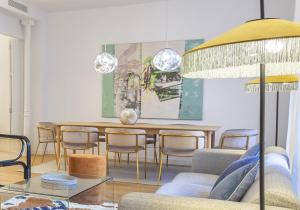 salon ze stołem jadalnym i krzesłami w obiekcie MIT House Cibeles Luxe in Madrid w Madrycie