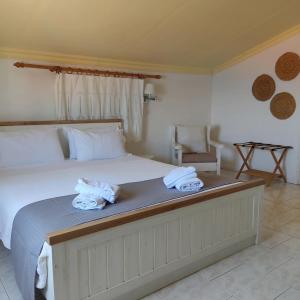 ein Schlafzimmer mit einem Bett mit Handtüchern darauf in der Unterkunft Anastasia Hotel in Symi
