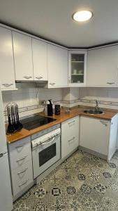 Kuchyňa alebo kuchynka v ubytovaní Penthouse in Albir with Sea Views, 100m from Beach